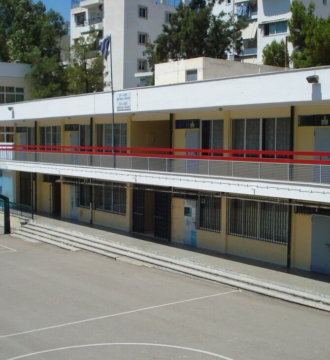 Σύλληψη 14χρονου στο Γαλάτσι: Έβγαλε φωτογραφία 9χρονο στις τουαλέτες σχολείου