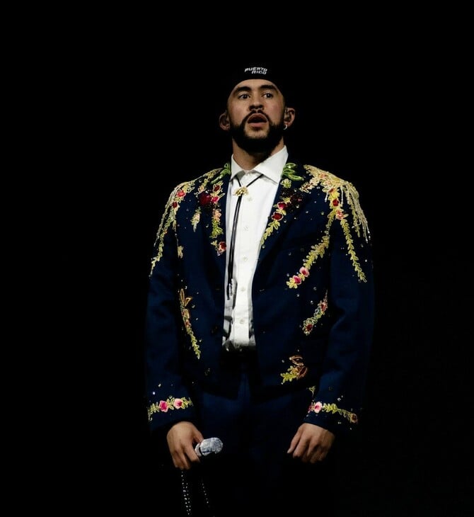 Bad Bunny στο Super Bowl 2026: Γιατί οι ακροδεξιοί ξεσπούν εναντίον του