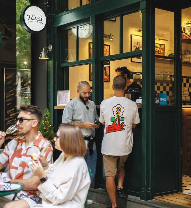 Nosh: Η Αθήνα καλωσορίζει τα rolls αστακού στη street food σκηνή της