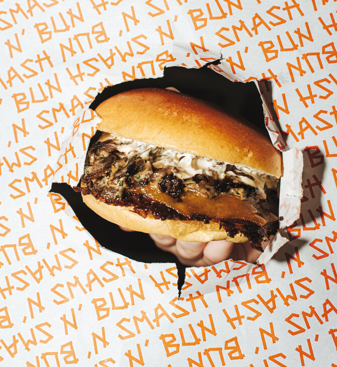Smash'n Bun: Η νέα εποχή του smash burger μέσα από την υπογραφή του σεφ Μιχάλη Νουρλόγλου