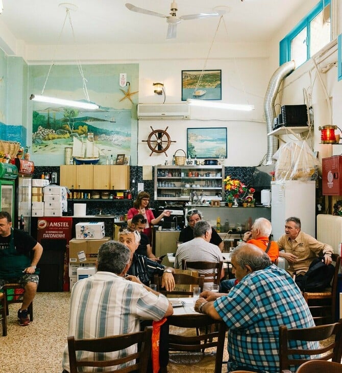 Όταν λέμε καφενείο, εννοούμε καφέ, μεζέ, κρασιά και τσίπουρα