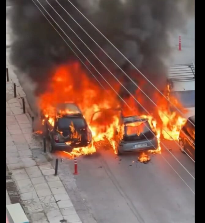 Άλιμος: ΙΧ πήρε φωτιά εν κινήσει - Οι φλόγες επεκτάθηκαν και σε άλλα τρία αυτοκίνητα