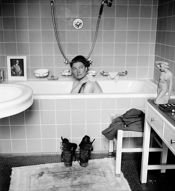 Από την πασαρέλα στην μπανιέρα του Χίτλερ: Το μεγαλείο των εικόνων της Λι Μίλερ 