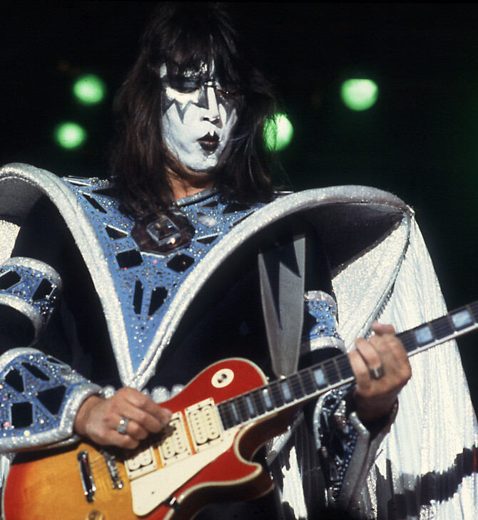 Έις Φρέιλι: Πέθανε ο «Spaceman» των Kiss - Ο θρύλος της ροκ με την κιθάρα που έβγαζε καπνούς