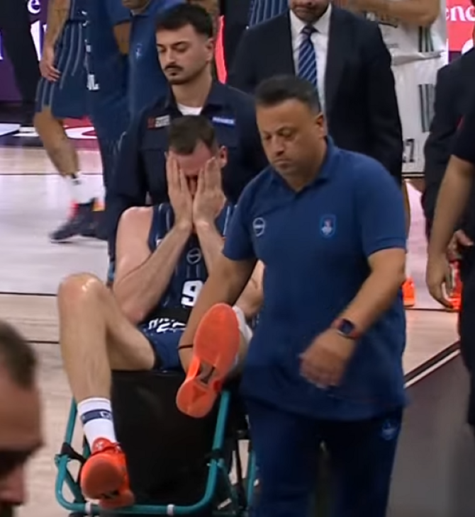 Σοβαρός τραυματισμός για τον Γιώργο Παπαγιάννη στον αγώνα με την Εφές - Αποχώρησε ξεσπώντας σε κλάματα