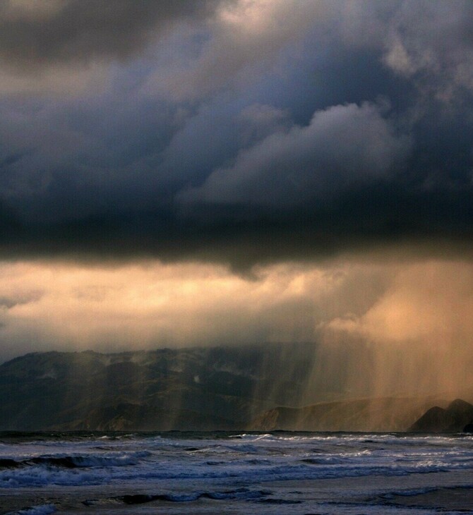 Άστατος καιρός σήμερα: Σε ποιες περιοχές αναμένονται βροχές και καταιγίδες