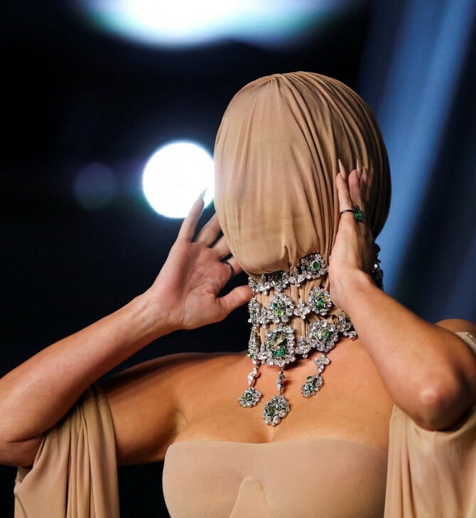 Κιμ Καρντάσιαν: Αγνώριστη στο Academy Museum Gala - Τολμηρή εμφάνιση με nude μάσκα στο κόκκινο χαλί