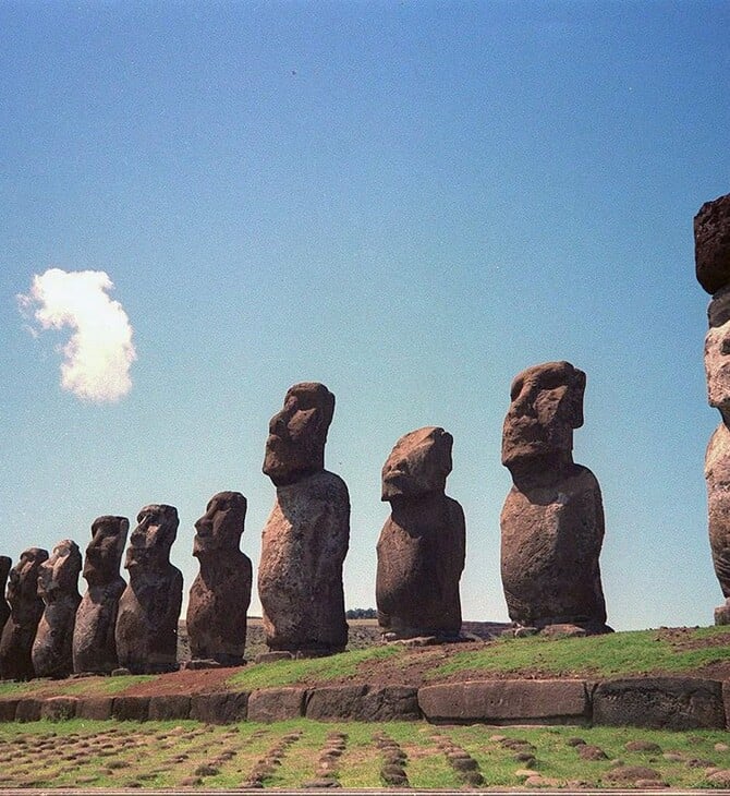 Νέα μελέτη δείχνει πώς «περπατούσαν» τα αγάλματα Moai του Νησιού του Πάσχα