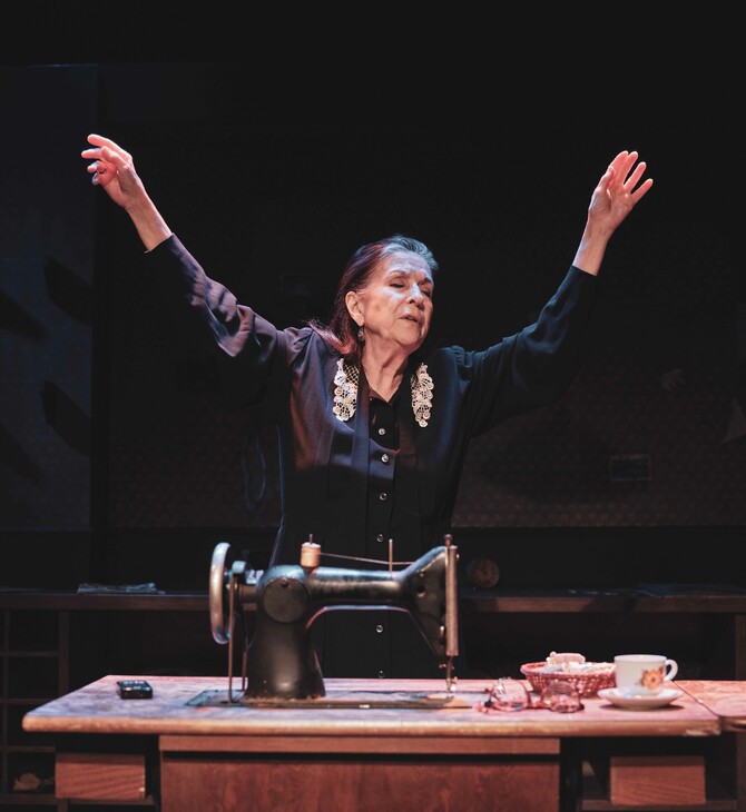 «Μια ζωή»: Επιστρέφει ο συγκλονιστικός μονόλογος μιας μοδίστρας με τη Νένα Μεντή στο Πτι Παλαί