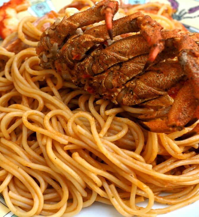 Στα νησιά μαγειρεύουν την καραβίδα απλά, και την απογειώνουν 