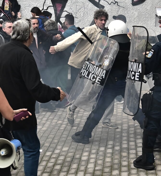 Επεισόδια στο Μεταξουργείο κατά τη διαμαρτυρία εκπαιδευτικών και γονέων