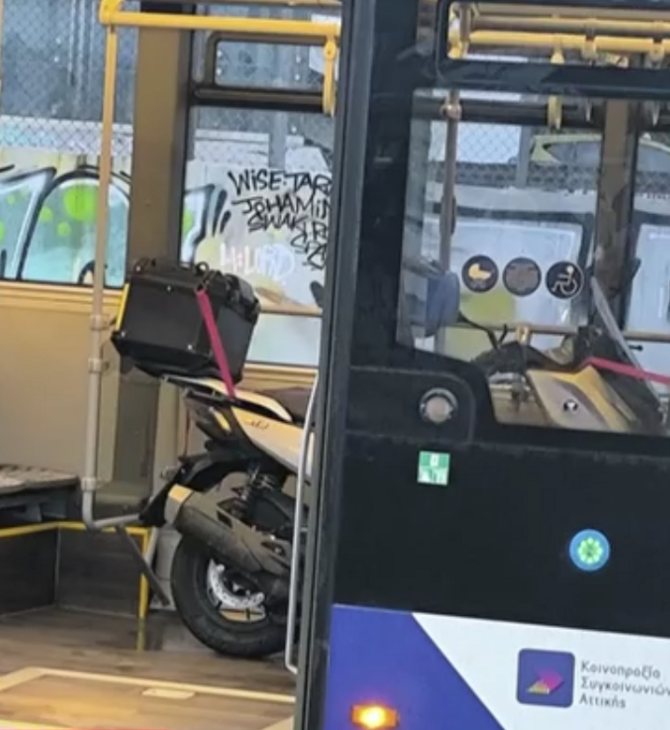 Οδηγός λεωφορείου μεταφέρει τη μηχανή του με το... λεωφορείο