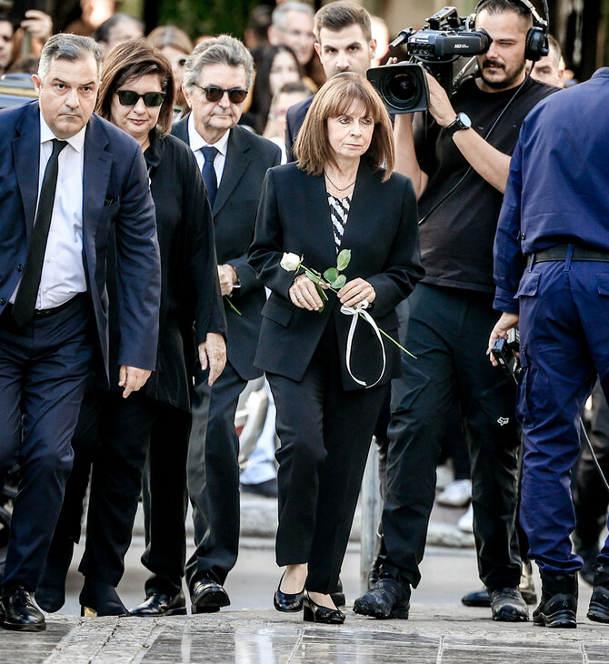 Συγκίνησε η Κατερίνα Σακελλαροπούλου στην κηδεία Σαββόπουλου: «Θα σου την προσέχουμε την Άσπα, να είσαι ήσυχος»