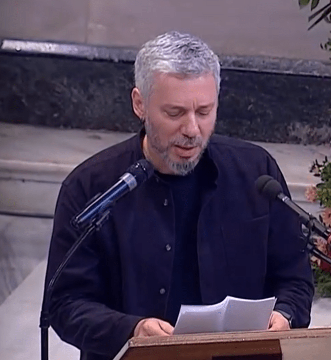 «Θα ήμασταν άλλοι χωρίς εσένα» - Ο Αλκίνοος Ιωαννίδης στον επικήδειο για τον «δάσκαλό» του, Διονύση Σαββόπουλο