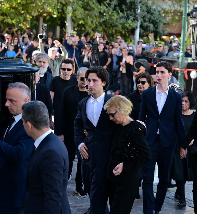Με τραγούδια και δάκρυα η Ελλάδα αποχαιρέτησε τον Διονύση Σαββόπουλο