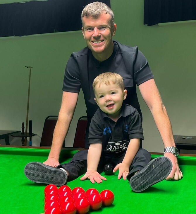 Βρετανία: Ένας 2χρονος είναι κιόλας ειδικός στο μπιλιάρδο και αστέρι στο TikTok