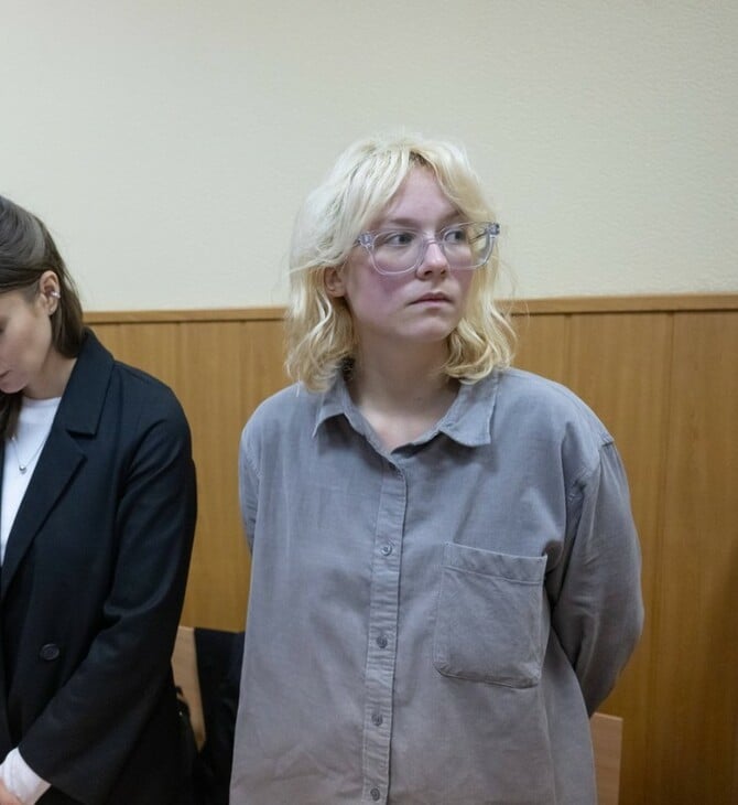 Ρωσία: Μουσικός του δρόμου ένοχη για «δυσφήμηση» επειδή ερμήνευσε τραγούδια επικριτικά για το Κρεμλίνο 