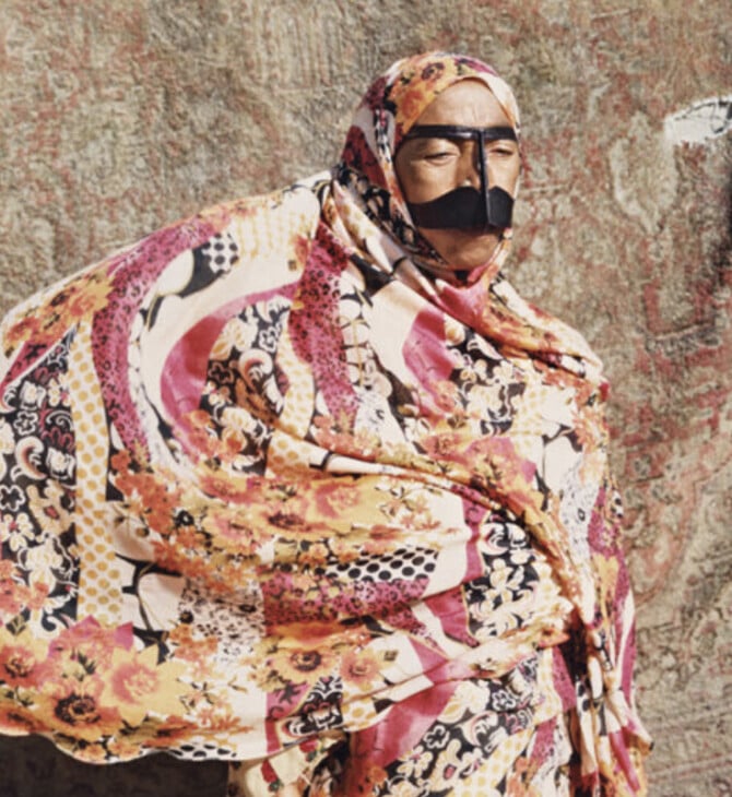 'Ενας Γάλλους ψυχίατρος, μία Ιρανή καλλιτέχνιδα και η εμμονή με τα πτυχωτά ενδύματα