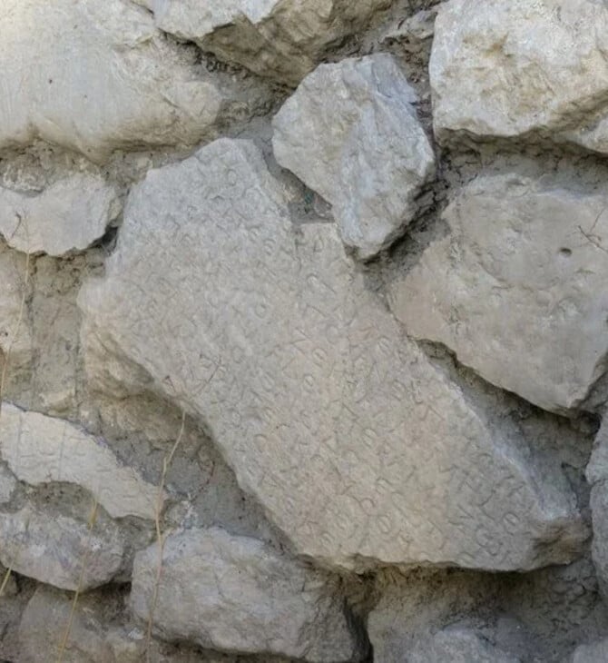 Τουρκία: Σπίτι στην Πισιδία χτίστηκε με λίθους που φέρουν στα ελληνικά επιστολή του Ρωμαίου αυτοκράτορα Καρακάλλα