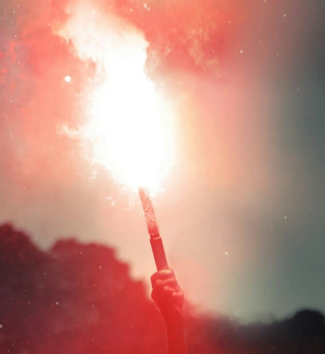 Αμπελόκηποι: Συνελήφθη 49χρονος επειδή έδωσε στον ανήλικο γιο του φωτοβολίδες σε ποδοσφαιρικό αγώνα 