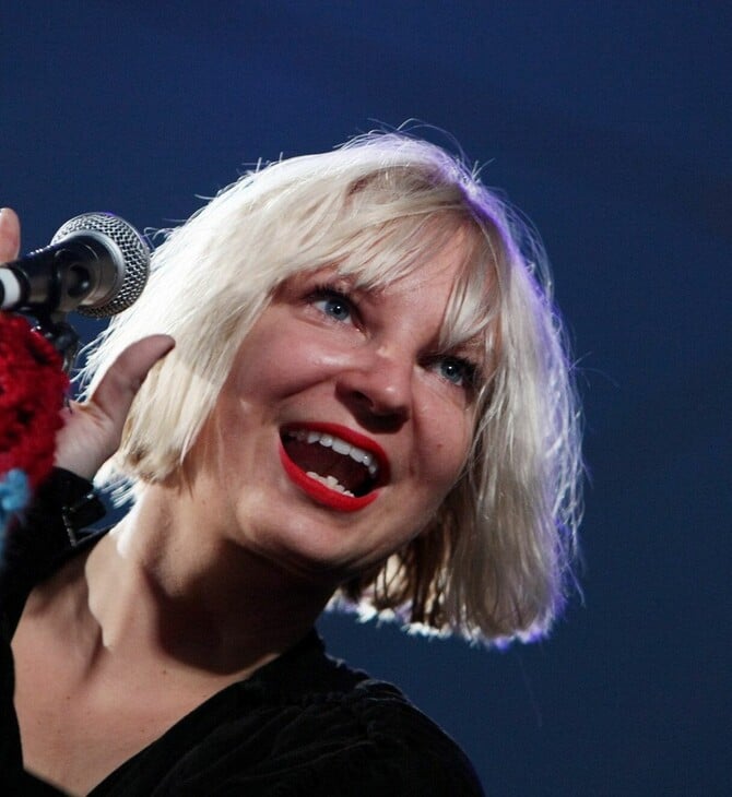 «Η Sia αποτελεί άμεσο κίνδυνο για τον γιο μας», λέει ο Daniel Bernad - «Αυτός ερευνάται για παιδική πορνογραφία», απαντά η σταρ