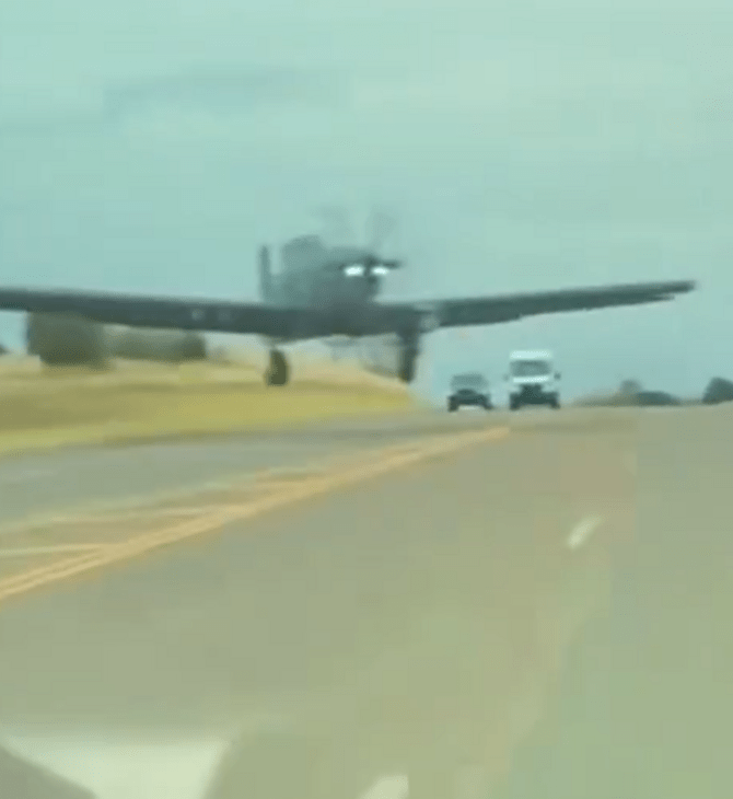 ΗΠΑ: Πολεμικό αεροσκάφος παραλίγο να συγκρουστεί με Tesla – Το βίντεο από την κάμερα του οδηγού