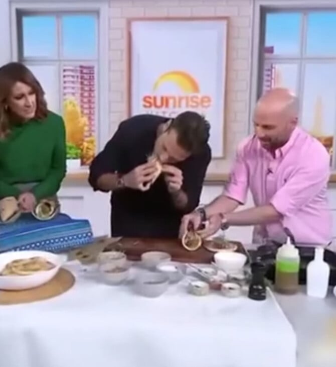 Κωνσταντίνος Αργυρός: Έφαγε σουβλάκι με καγκουρό σε εκπομπή στην Αυστραλία