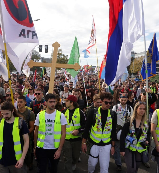 Σερβία: Χιλιάδες νέοι πορεύονται προς το Νόβι Σαντ στη μνήμη των θυμάτων, έναν χρόνο μετά το δυστύχημα