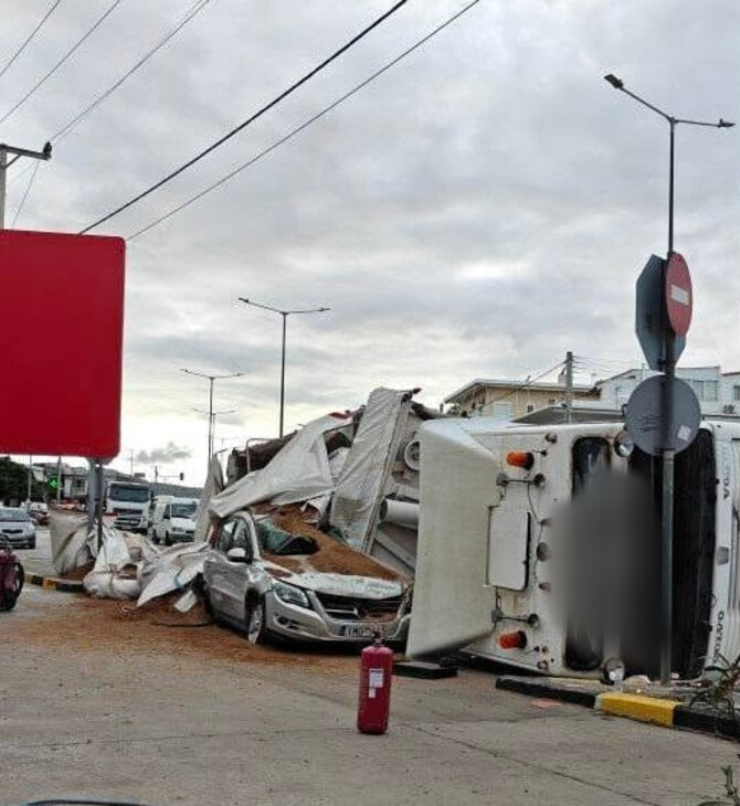 Σφοδρό τροχαίο στη Βάρη: Νταλίκα ανατράπηκε και συνέθλιψε ΙΧ