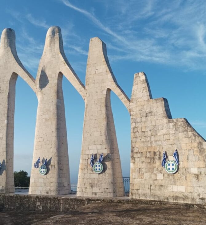 Βανδάλισαν το μνημείο «Ο Χορός του Ζαλόγγου» – Κάρφωσαν σημαίες και εθνόσημα στο έργο του Ζογγολόπουλου