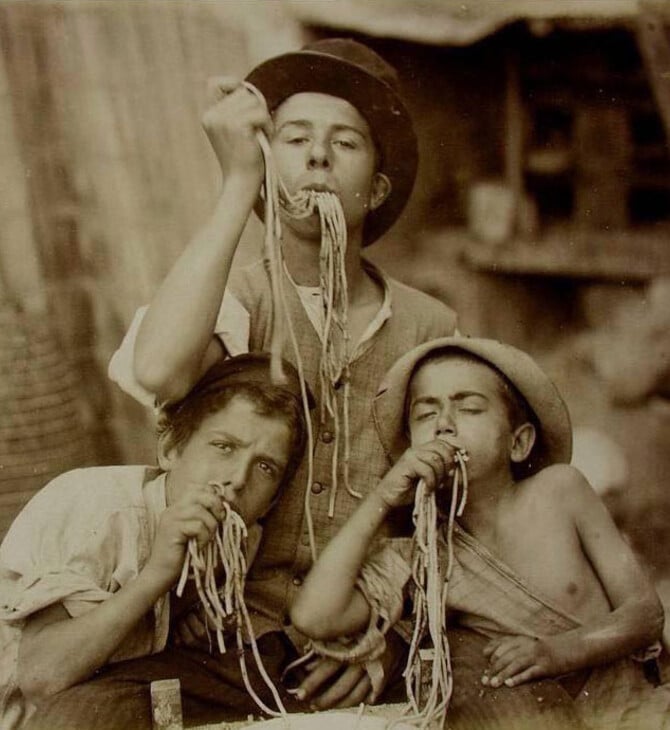 Κάποτε το να τρως μακαρόνια με τη χούφτα ήταν θέαμα του δρόμου