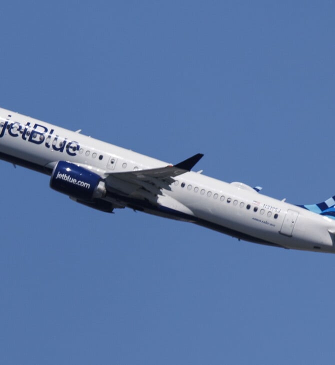 Πτήση της JetBlue έκανε απότομη «βουτιά» χιλιάδων ποδιών – 15 επιβάτες στο νοσοκομείο 