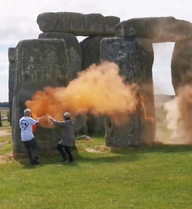 Βρετανία: Αθωώθηκαν οι ακτιβιστές που είχαν ψεκάσει το Στόουνχεντζ με πορτοκαλί μπογιά
