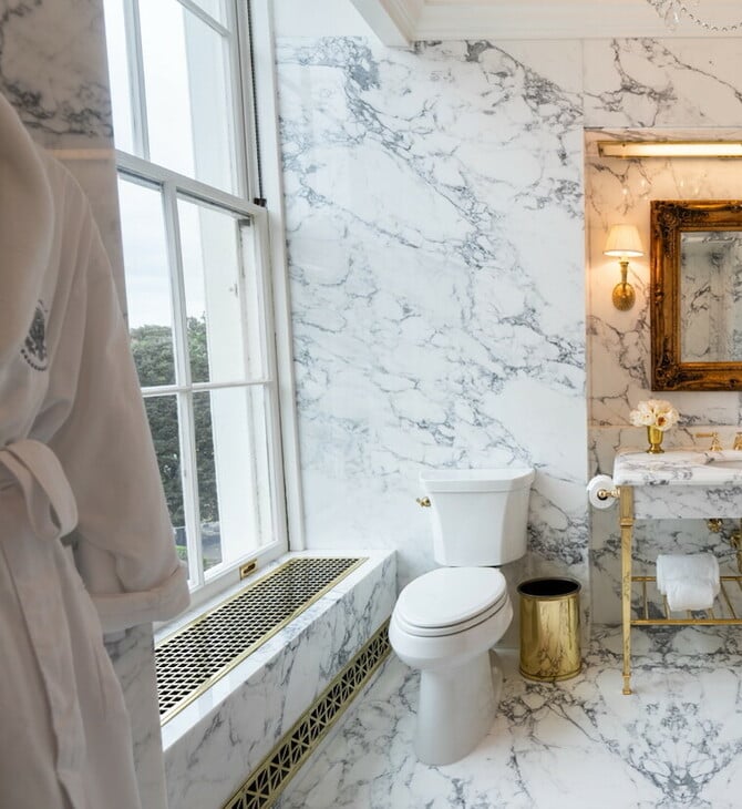 Ο Τραμπ επιδεικνύει το ανακαινισμένο του μπάνιο στον Λευκό Οίκο - 