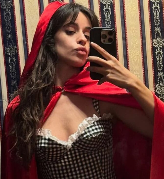 Camila Cabello: Η εκρηκτική εμφάνισή ως μοντέρνα «Κοκκινοσκουφίτσα» για το Halloween