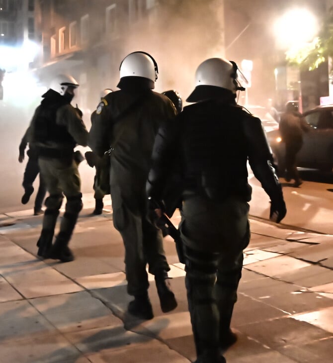 Εξάρχεια: Επεισόδια μετά από πορεία για τον θάνατο του άνδρα από τη βόμβα στους Αμπελόκηπους