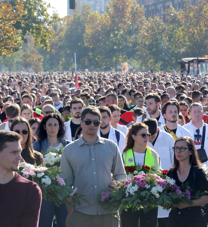 Ένας χρόνος μετά το Νόβι Σαντ: Δεκάδες χιλιάδες Σέρβοι τίμησαν τα 16 θύματα της κατάρρευσης