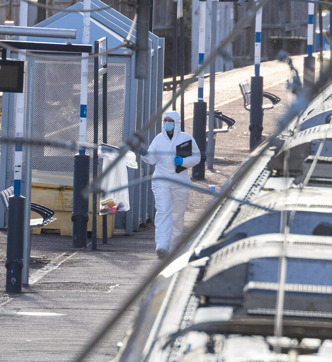 Βρετανία: Εργαζόμενος «έσωσε ζωές» κατά την επίθεση στο τρένο - Κρίσιμη η κατάστασή του