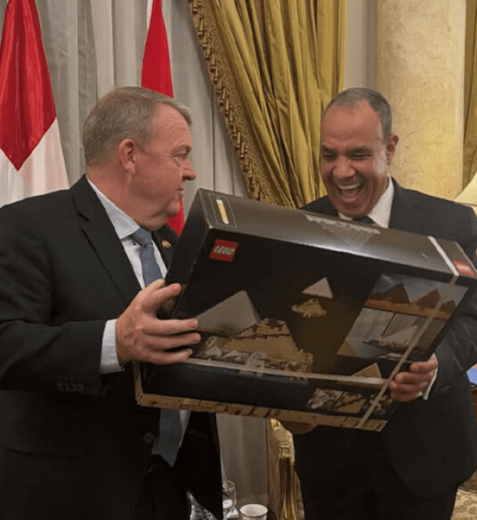 Ο Δανός ΥΠΕΞ έκανε δώρο στον Αιγύπτιο ομόλογό του πυραμίδα lego για τα εγκαίνια του Μεγάλου Αιγυπτιακού Μουσείου