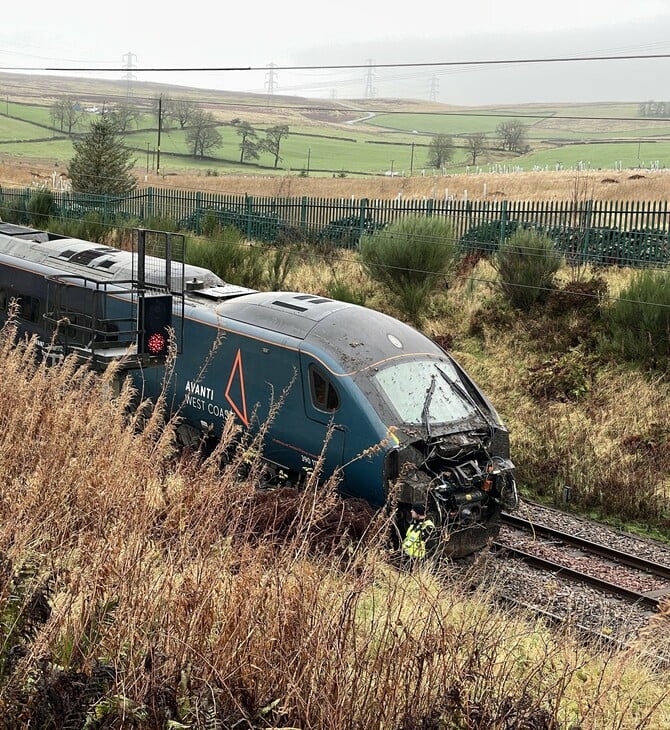Αγγλία:Εκτροχιασμός τρένου λόγω κατολίσθησης εδάφους - Τέσσερις τραυματίες