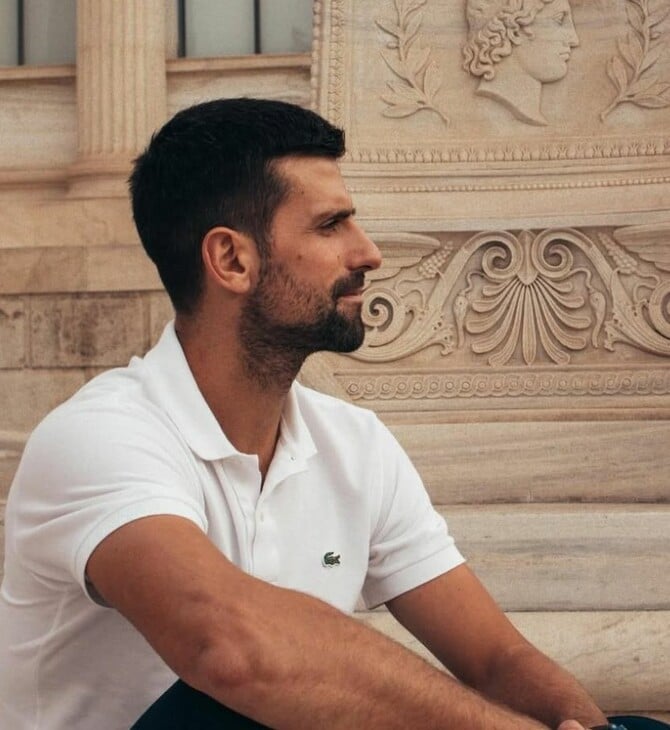 Ο Νόβακ Τζόκοβιτς φωτογραφίζεται στην Ακαδημία Αθηνών: «Γεμίζοντας με λίγη ενέργεια Έλληνα Θεού»