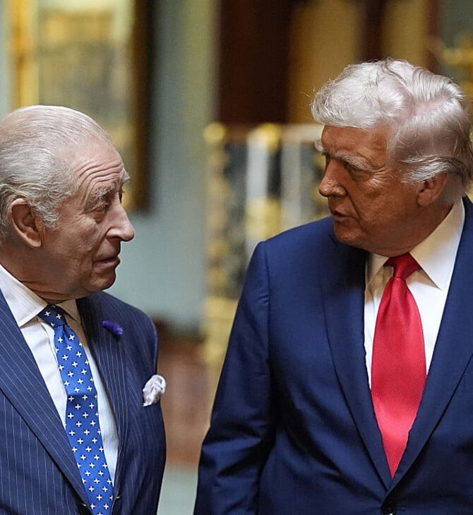 Ντόναλντ Τραμπ: «Λυπάται» για τη βασιλική οικογένεια μετά την αφαίρεση των τίτλων του Άντριου 