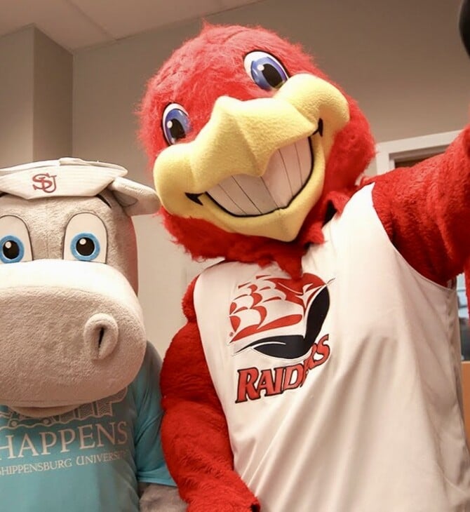 Και μασκότ να θες να γίνεις, πάλι από σχολείο θα περάσεις