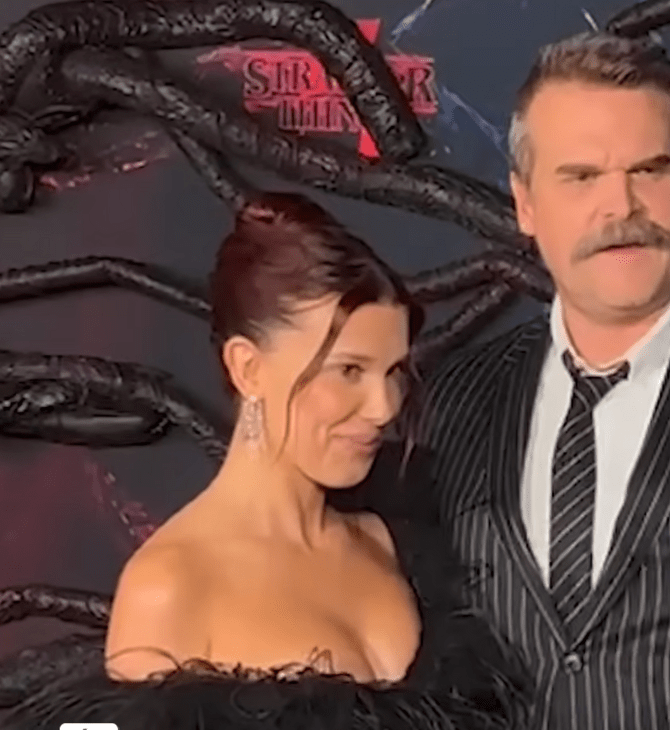 Μίλι Μπόμπι Μπράουν και Ντέιβιντ Χάρμπορ ποζάρουν αγκαλιά μετά το δημοσίευμα ότι τον κατήγγειλε για παρενόχληση