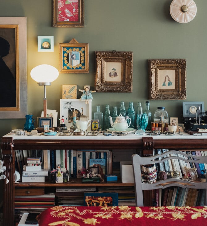 Ένα σπίτι με αμέτρητα μπουκάλια. 