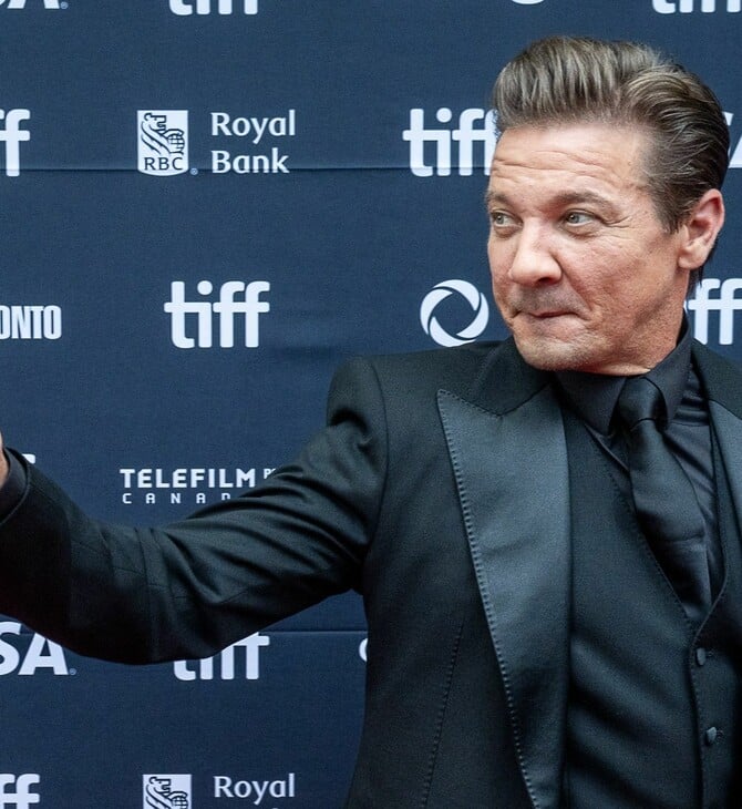 Σκηνοθέτιδα κατηγορεί τον Τζέρεμι Ρένερ ότι «έστελνε άσεμνες φωτογραφίες και την απείλησε, ότι θα καλέσει την ICE»