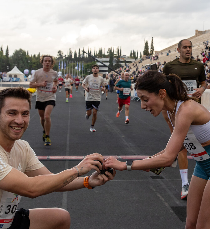 42ος Αυθεντικός Μαραθώνιος Αθηνών: Η στιγμή που δρομέας κάνει πρόταση γάμου στη σύντροφό του