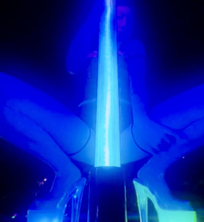 Χορεύοντας Pole Dancing πάνω σε κινούμενα φορτηγά