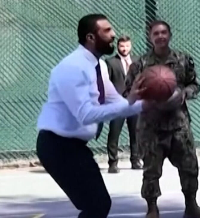 Ο αλ-Σαράα παίζει μπάσκετ με Αμερικανούς αξιωματούχους ενόψει της συνάντησης με τον Τραμπ