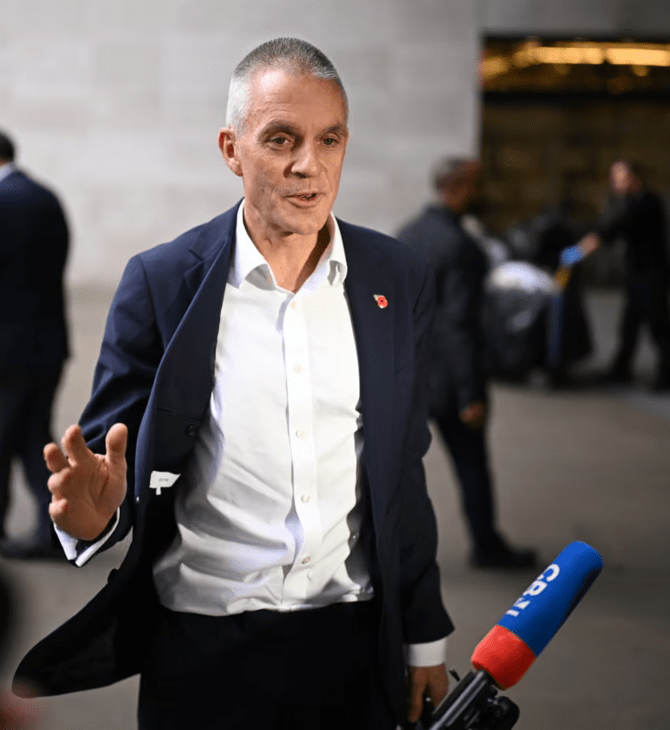 «Η ελευθερία του Τύπου δέχεται πίεση»: Ο Τιμ Ντέιβι προειδοποιεί, ενώ ο Τραμπ απειλεί το BBC με αγωγή 1 δισ. δολαρίων